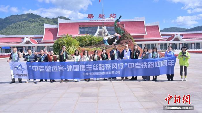 中外网红博主见证中老铁路“通江达海”之力