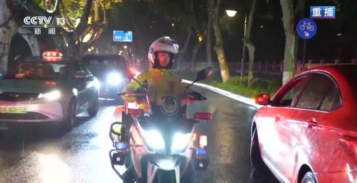 被质疑、被吐口水，“兔子警官”笑着回应